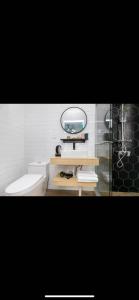 上海上海80逅创意民宿的一间带水槽、卫生间和镜子的浴室