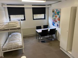 格林斯泰兹Family rooms in the center的宿舍间设有书桌和双层床。