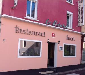 巴涅尔德比戈尔贝亚恩酒店的粉红色的建筑,标有酒店标志