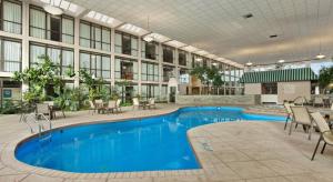 哥伦布哥伦布机场戴斯酒店的一座配有桌椅的大型游泳池