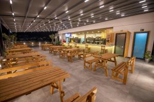 费特希耶Belci City Residence的空餐厅,设有木凳和桌子
