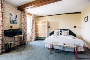 莫雷-圣但尼Castel de Très Girard - Teritoria的一间卧室设有一张大床和一个窗户。