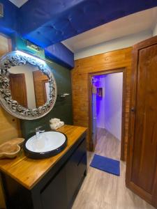 贝都古Pondanu Cabins By The Lake的一间带水槽和镜子的浴室