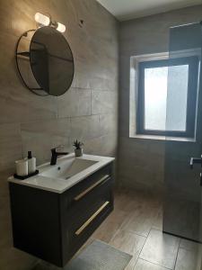 巴莱Studio Luna的一间带水槽和镜子的浴室以及窗户。