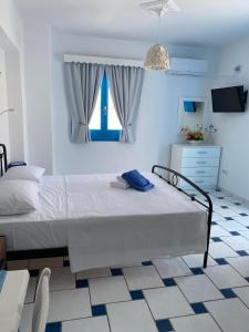 弗伊尼基昂GIAVASI SEASIDE FINIKI的白色的卧室设有床和窗户