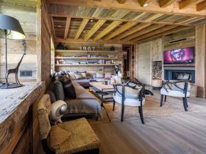 巴斯洛内特Superbe ferme rénovée en chalet de luxe en PLEINE NATURE的客厅配有家具和壁炉