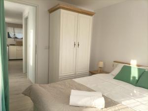 北马马亚-讷沃达里Tiny Village Mamaia Nord - House 4的一间卧室配有一张带绿色和白色毯子的床