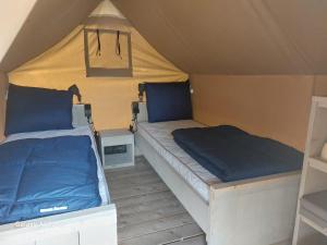 ReisdorfMinitent Reisdorf的帐篷内带两张床的房间