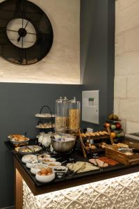 斯利马Marea Boutique Hotels的自助餐,在柜台上提供多种不同类型的食物