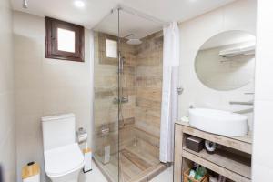 奥马斯帕纳吉亚斯Casa Alelia Lagonisi的带淋浴、卫生间和盥洗盆的浴室