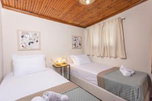 奥马斯帕纳吉亚斯Casa Alelia Lagonisi的客房设有两张床和窗户。