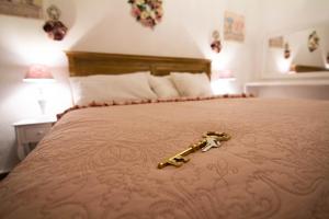 卡塔尼亚La Corte Della Regina的床上的金钥匙