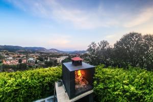 古穆斯卢克Vacation Flat w Garden Pool in Bodrum Gumusluk的燃木火炉,享有城市美景