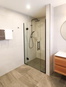 马丁伯勒The Green House - Luxury Eco Escape的浴室里设有玻璃门淋浴