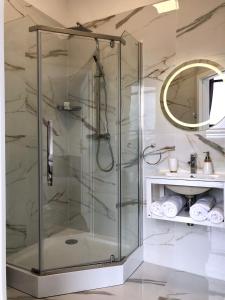 尼彻兹Apartamenty Klifowa 7的浴室里设有玻璃门淋浴
