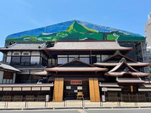 Mitsuhama三津ミーツ的一座建筑物,上面有山画
