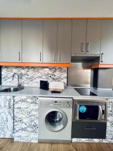 马德里Apartamento 1的厨房配有洗衣机和水槽