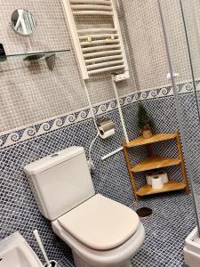 马德里Apartamento 1的浴室配有白色卫生间和盥洗盆。
