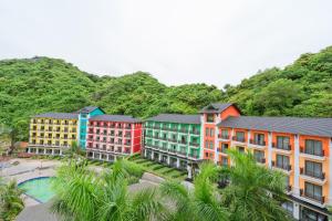 吉婆岛吉婆岛Spa度假酒店的山前的一组建筑
