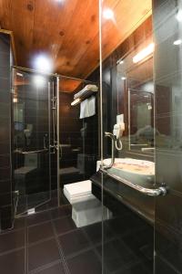 内排Kawasaki Noi Bai Hotel的一间带玻璃淋浴和水槽的浴室