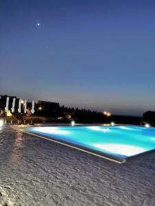 马尔扎梅米Carrua的夜间大型蓝色游泳池