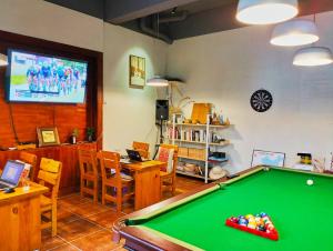 阳朔阳朔田园牧歌精品旅舍的客厅设有台球桌和电视。