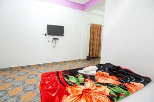 卡齐兰加JUNGLE STAR MANSION的一间房间,床上有毯子