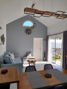 科斯塔特吉塞Bungalow La Palmera - 2 bedroom - PLAYA ROCA residence sea front access - Pool View - Free AC - Wifi的客厅配有蓝色的沙发和桌子