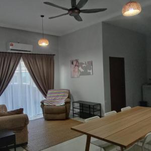 巴生Meru Homestay suitable for up to 7 people的客厅配有桌子和椅子