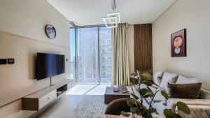 迪拜STAY BY LATINEM Luxury 1BR Holiday Home CVR A2803 near Burj Khalifa的带沙发和电视的客厅