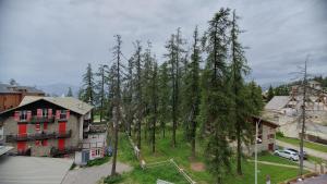 瓦尔堡STUDIO CENTRE ET PIED DES PISTES的享有树木和房屋的村庄的空中景致