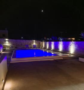 克洛瓦斯Ftelia Breeze的夜晚的游泳池,灯光蓝色