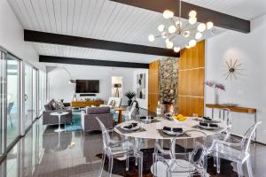 棕榈泉Aqua House的用餐室以及带桌椅的起居室。