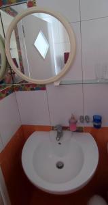 MaltezanaFilina's Studio的浴室设有白色水槽和镜子