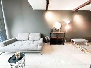 吉隆坡EkoCheras Cozy Suite by GUESTONIC的客厅配有沙发和桌子
