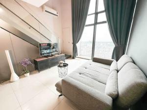 吉隆坡EkoCheras Cozy Suite by GUESTONIC的带沙发和大窗户的客厅