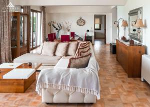 罗达Luxury Villa Hera - Beachfront的客厅配有沙发和桌子