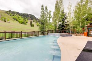 阿斯潘Ski Resort Condo in Ritz-Carlton Aspen Highlands的游泳池周围设有围栏