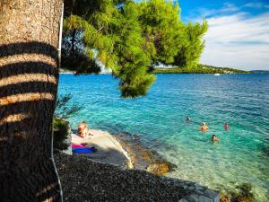 希杰弗朗吉卡Salve Croatia Mobile Homes in Amadria Park Trogir的一群人,在海滩上