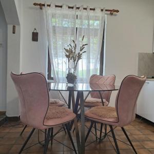 巴比诺波尔杰Guest House Tanja的餐桌,带四把椅子,花瓶