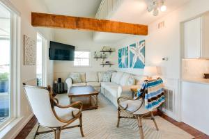 加尔维斯敦Jamaica Beach Home with Surrounding Water Views!的客厅配有沙发和两把椅子