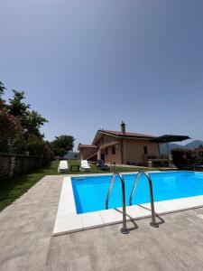 阿韦利诺Villa Amalia的房屋前的游泳池