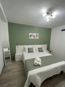 GasponiCasa Vacanze Arcobaleno的一间卧室配有一张大床和两条毛巾