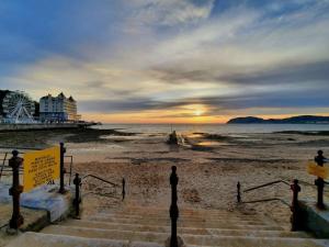 兰迪德诺Mona Lodge - 3 bed cottage in Llandudno的海滩上设有楼梯、码头和大海