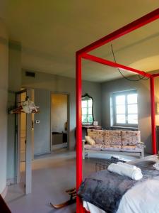 阿尔巴CASA GIANNI的一间卧室配有一张红色框架床