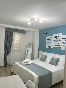 GasponiCasa Vacanze Arcobaleno的一间卧室配有一张带蓝色墙壁的大床