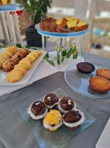 蓬扎Camere Dieci Maggio的餐桌上摆放着各种糕点和甜点