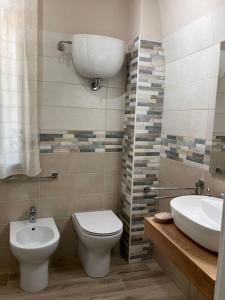 GasponiCasa Vacanze Arcobaleno的一间带卫生间和水槽的浴室
