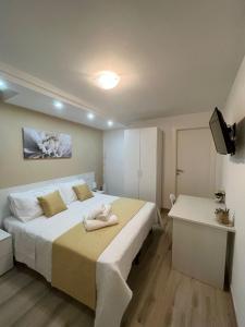 GasponiCasa Vacanze Arcobaleno的一间卧室配有一张床,床上有毛巾