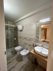 GasponiCasa Vacanze Arcobaleno的一间带水槽、卫生间和镜子的浴室